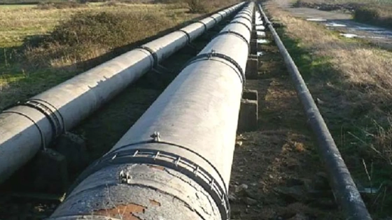 পাইপ ফেটে হু হু করে বের হচ্ছে তেল, তুলতে হুড়োহুড়ি